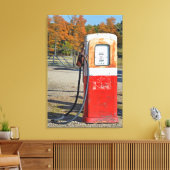 Roestige benzinepomp canvas afdruk (Insitu (Woonkamer))