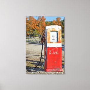 Roestige benzinepomp canvas afdruk