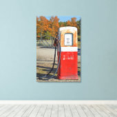 Roestige benzinepomp canvas afdruk (Insitu (Houten vloer))