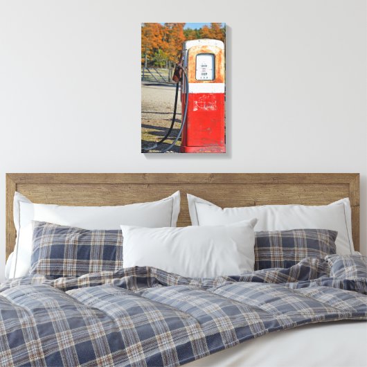 Roestige gaspomp canvas afdruk (Insitu (Slaapkamer))