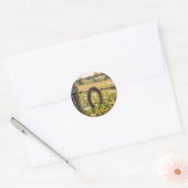 Roestige hoefijzer op hekwerk van prikkeldraad ronde sticker (Envelop)