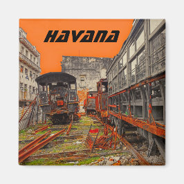 Roestige locomotieven met vrachtwagons in Havana Magneet