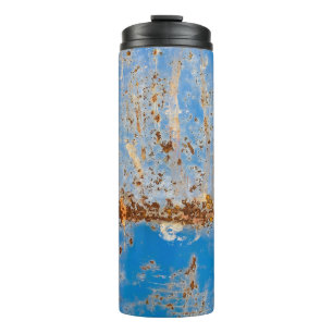 Roestige metalen textuur, blauw krassend decor. thermosbeker