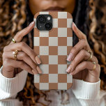 Roestretrocontrole iPhone 15 Case<br><div class="desc">Trendy boho dambord print telefoonhoes in verbrande sinaasappel en crème kleuren. Gebruik de ontwerpgereedschappen om je eigen monogram,  naam of andere tekst toe te voegen,  of verander de achtergrondkleur in creëer een unieke apparaatcover.</div>