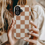 Roestretrocontrole iPhone 16 Hoesje<br><div class="desc">Trendy boho dambord print telefoonhoesje in crème en roest oranje kleuren. Gebruik de ontwerpgereedschappen om uw eigen monogram,  naam of andere tekst toe te voegen of wijzig de achtergrondkleur in creëer een unieke apparaathoes.</div>