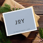 Roke Blue Joy | Minimale moderne kerst Feestdagen Kaart<br><div class="desc">Eenvoudige, stijlvolle, trendy "vreugde" gevouwen vakantiekaart met een moderne, minimalistische typografie in het zwart op een pastelrookkblauwe achtergrond, voorzien van een eenvoudige witte rand. De naam en het jaar kunnen eenvoudig worden aangepast voor een persoonlijke aanraking. Een bizarre, minimale kerstkaart om uit de menigte te te komen! #Kerstmis #card #blue...</div>