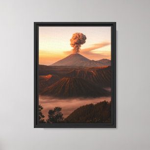 Roken vulkaan bij zonsopgang boven Foggy Valley Canvas Afdruk