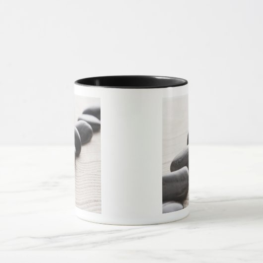 Rokken op zand mok (Midden)