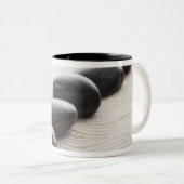 Rokken op zand tweekleurige koffiemok (Voorkant rechts)