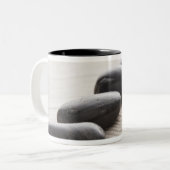 Rokken op zand tweekleurige koffiemok (Voorkant links)