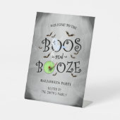 Roky Grey Boos & Booze Halloween Party Reclamebord Met Voetstuk (Voorkant)