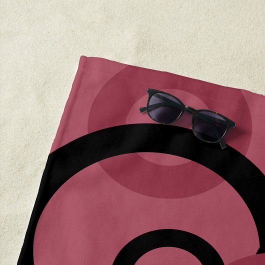 Roky Topaz en zwarte cirkels Strandlaken (In situ)