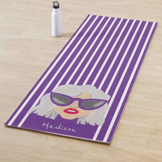 Rol grijze vrouw met bril aangepaste naam yogamat (In situ)
