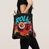 Rol met het – Grappig surfend sushi-ontwerp Tote Bag (Dichtbij)