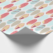 Rol, rood en blauw surfbord  cadeaupapier (Hoek)