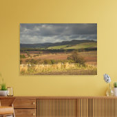 Rolheuvels en bergen onder een troebele hemel canvas afdruk (Insitu (Woonkamer))