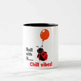 Roll With It Chill Vibes Ladybug Quote Art Tweekleurige Koffiemok