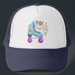 ROLLEN MET IT | Schaats  rollen Trucker Pet<br><div class="desc">Fun-ontwerp voor liefhebbers van 80's of rolschaatsers met een retro-afbeelding van een blauw rolroze schaats met een faux goudglitter eronder ontworpen schroefdraad. De typografische tekst zegt "ROLL MET IT" in leuke handgeschreven lettertypen. Inspirerend en grappig citaat.</div>