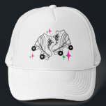 RollerSchaatsen Derby Skating Roller Babe Trucker Pet<br><div class="desc">Minimalistische Schaatsen tekening van Roller. Twee quads schaats illustratie. Eenvoudige esthetische rolschaatsen,  schaatsen moderne illustratie. Gift voor een rolskater. Rollen schaatsen,  quads schaatsen roze esthetisch. Rollende schaatsen,  rolschaatsen goodie tas cadeaus.</div>