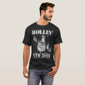 Rollin' Into 2026 Funny Raccoon Dumpster Fire Art  T-shirt (Voorkant volledig)