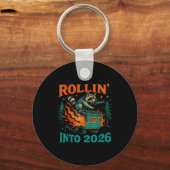 Rollin’ Into 2026 Funny Raccoon Dumpster Fire Sleutelhanger (Voorkant)