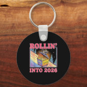 Rollin' Into 2026 Funny Raccoon Meme Happy New Yea Sleutelhanger (Voorkant)
