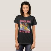 Rollin' Into 2026 Funny Raccoon Meme Happy New Yea T-shirt (Voorkant volledig)