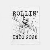 Rollin’ Into 2026 Raccoon Dumpster Fire Funny New  Fleece Deken (Voorkant)