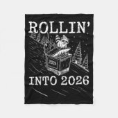 Rollin’ Into 2026 Raccoon Dumpster Fire New Year M Fleece Deken (Voorkant)