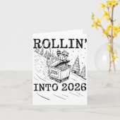 Rollin’ Into 2026 Raccoon Dumpster Fire New Year M Kaart (Gele Bloem)