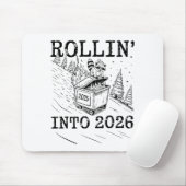 Rollin’ Into 2026 Raccoon Dumpster Fire New Year M Muismat (Met muis)