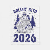 Rollin Into 2026 Raccoon Funny Dumpster Fire 2025  Fleece Deken (Voorkant)