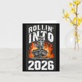 Rollin Into 2026 Raccoon Funny Dumpster Fire 2025 Kaart (Gele Bloem)