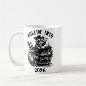 Rollin Into 2026 Raccoon Funny Dumpster Fire 2025 Koffiemok (Links)
