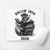 Rollin Into 2026 Raccoon Funny Dumpster Fire 2025  Muismat (Met muis)