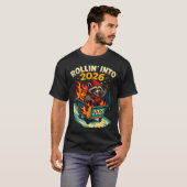 Rollin Into 2026 Raccoon Funny Dumpster Fire 2025 T-shirt (Voorkant volledig)
