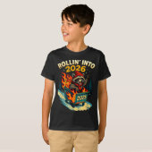 Rollin Into 2026 Raccoon Funny Dumpster Fire 2025 T-shirt (Voorkant volledig)
