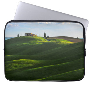 Rolling Hill Near Asciano, Toscane Laptop Sleeve