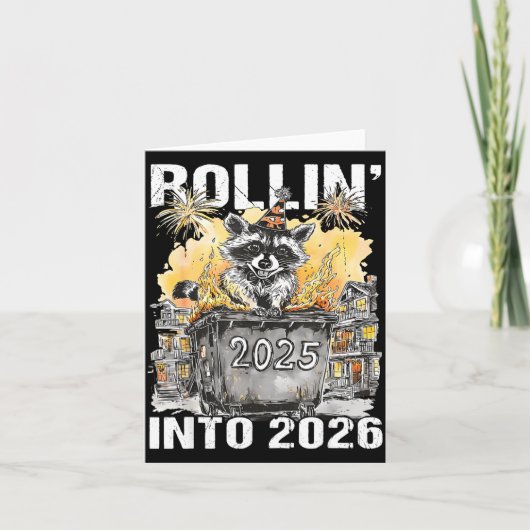 Rolling Into 2026 Trash Racoon Funny New Years Eve Kaart (Voorkant)