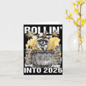 Rolling Into 2026 Trash Racoon Funny New Years Eve Kaart (Gele Bloem)