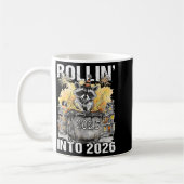 Rolling Into 2026 Trash Racoon Funny New Years Eve Koffiemok (Links)