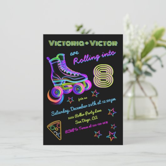 Rolling Neon Roller Skating Tweeling Verjaardagsfe Kaart (Staand voorkant)
