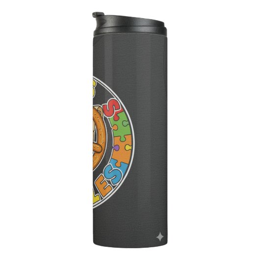 Rolls and Riddles – Tabletop Tales Tee Thermosbeker (Geroteerd rechts)