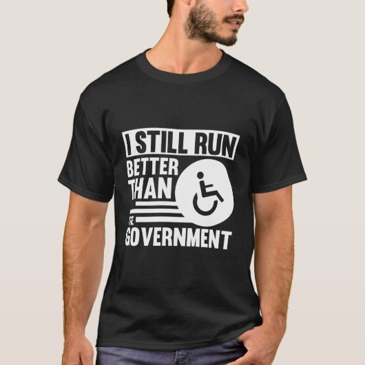 Rolstoel Ik ren nog steeds beter dan de overheid T-shirt (Voorkant)