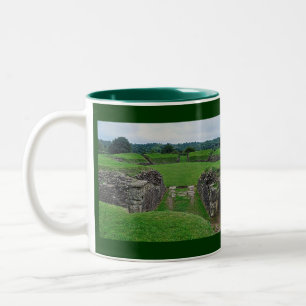 Roman Amphitheater Ruins Caerleon, Wales Tweekleurige Koffiemok