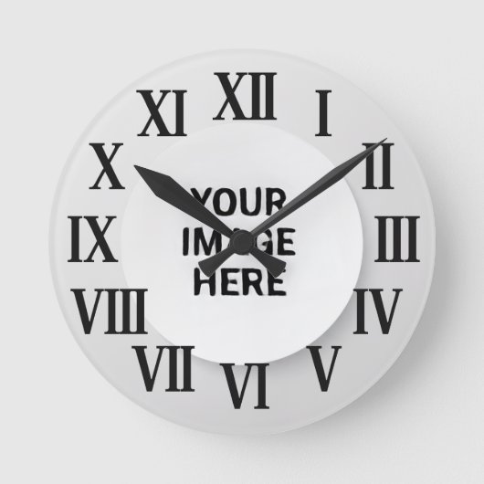 Roman Numeral Wall Clock with Photo and Name Ronde Klok (Voorkant)