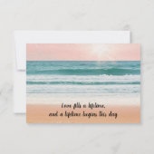 Romance aan zee: Elegant strand bruiloft RSVP (Achterkant)