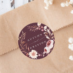 Romance Floral Wreath Wedding Burgundy Ronde Sticker<br><div class="desc">Deze bruiloft sticker is voorzien van een waterverf bloem van dahlias,  tuinachtige rozen,  pony's en papaver in woedde rode maron,  een roze roze over de herfstbladeren. Voor meer geavanceerde aanpassing van dit ontwerp,  te klikken gelieve de BUTTON van het TOOL VAN HET ONTWERP BLAUW. Overeenkomende objecten zijn ook beschikbaar.</div>