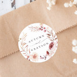 Romance Floral Wreath Wedding Ronde Sticker<br><div class="desc">Deze bruiloft sticker is voorzien van een waterverf bloem van dahlias,  tuinachtige rozen,  pony's en papaver in woedde rode maron,  een roze roze over de herfstbladeren. Voor meer geavanceerde aanpassing van dit ontwerp,  te klikken gelieve de BUTTON van het TOOL VAN HET ONTWERP BLAUW. Overeenkomende objecten zijn ook beschikbaar.</div>