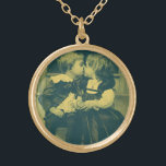 Romance foto, Kinderkus Goud Vergulden Ketting<br><div class="desc">foto van de zwarte en witte sepia met een Victoriaans plaats van liefde en romance. Romantisch afbeelding met een kleine jongen en een klein meisje,  twee kinderen die een onschuldige kus delen.</div>